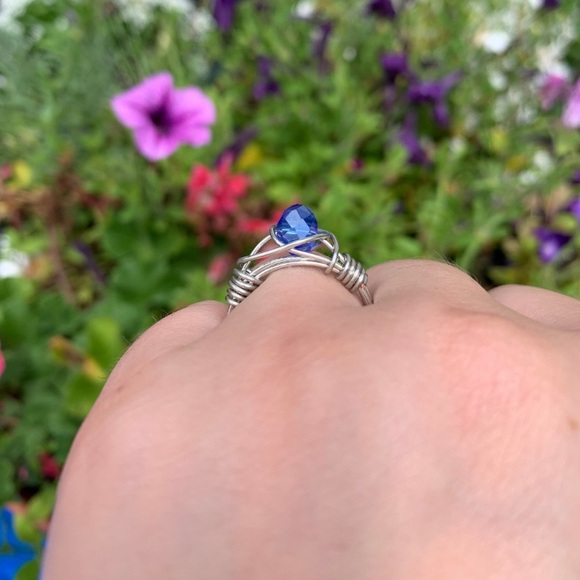 NWOT blue crystal bead silver wire ring. - Picture 2 of 4
